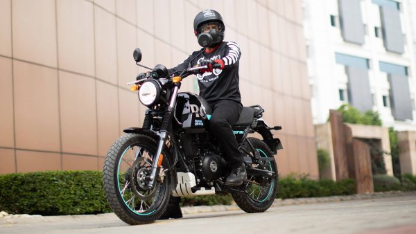 В гамата на агресивния Royal Enfield има няколко модела, оборудвани да се справят с лек офроуд. Но този, който най-много се придържа към тенденцията на scrambler, е Scram 411 . Верен на стила на индийския производител, това е мотоциклет с дизайн, вдъхновен от миналото.

Задвижван от едноцилиндров двигател с въздушно охлаждане 
и обем 411 куб см, за който са декларирани 24,3 к.с. мощност при 6500 об/мин и въртящ момент от 32 Нм при 4250 об/мин.
Моторът е поставен в двойна стоманена рамка, към която се свързват 41 мм телескопична вилка със 190 мм ход и моно с 180 мм ход. Джантите са 19.цолови отпред и 18-цолови отзад, комбинирани съответно със спирачни дискове 300 и 240 мм. 

С декларирано тегло от 185 кг без гориво и височина на седалката от 795 мм , Scram 411 също се представя като изключително достъпен и удобен за потребителя скрамблър. Това допълнително се потвърждава от атрактивната базова цена от 10 682 лева в родното представителство на марката.